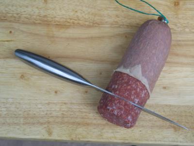 Salami wird geschnitten