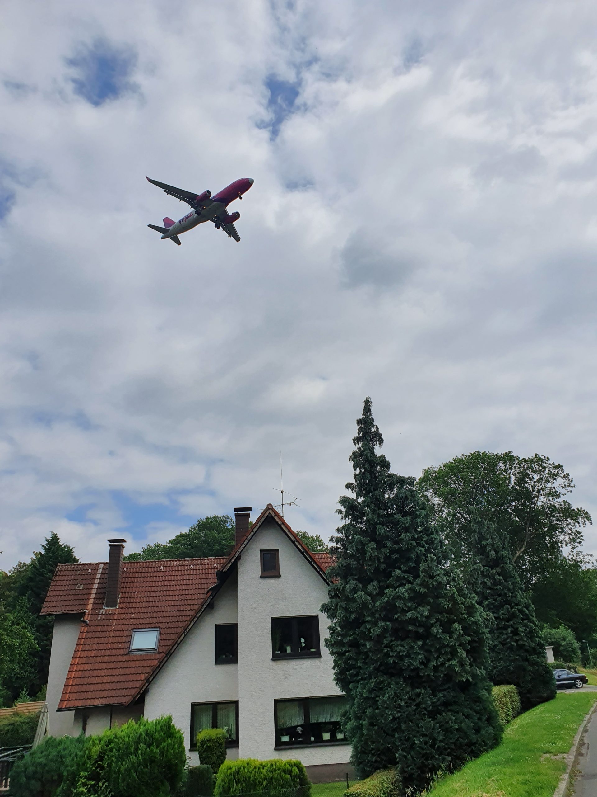 WizzAir-Flieger im Landeanflug über Unna-Massen